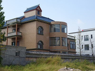 河南夏邑一工厂荒废背后 老板转型房地产建别墅养尊的警示